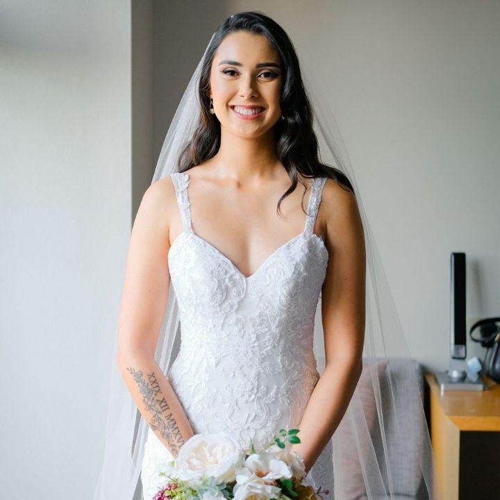 Bride with soft waves and natural make-up by Astair Organic Hair